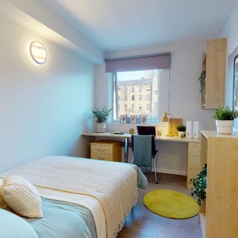 Gold En Suite - Image 1