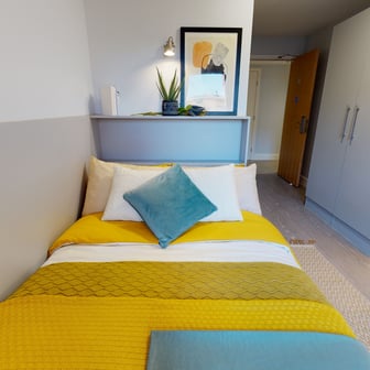 Gold En Suite - Image 1