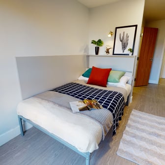 Silver En Suite - Image 1