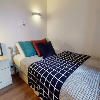 Silver 2 Bed Apartment - Image 1