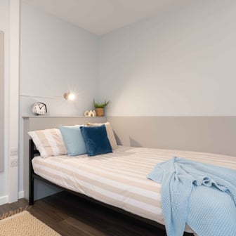 Gold En Suite - Image 1