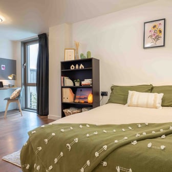 Gold En Suite - Image 1