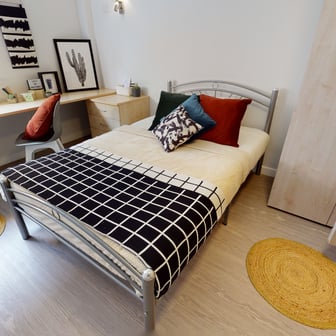 Silver En Suite - Image 1