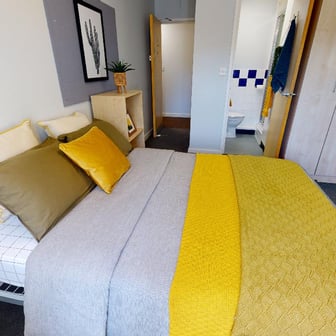 Bronze En Suite - Image 1