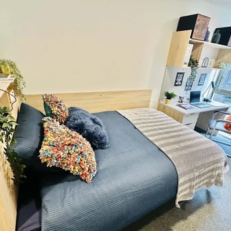 Silver En Suite Mid Floor - Image 1