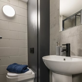 9 Bed En Suite Flat - Image 4
