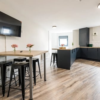 9 Bed En Suite Flat - Image 6