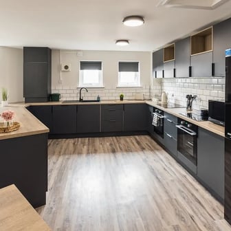 9 Bed En Suite Flat - Image 8