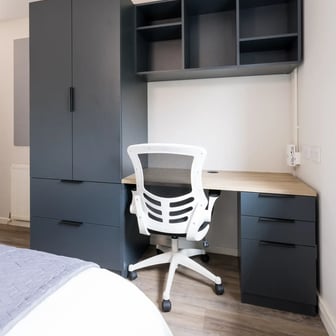 9 Bed En Suite Flat - Image 3