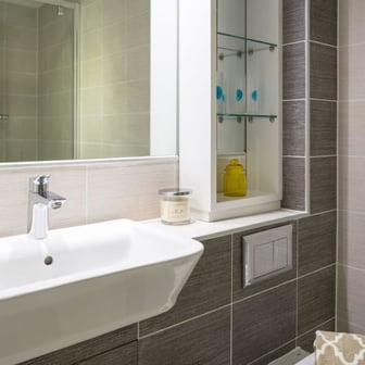 En-suite bathroom with shower