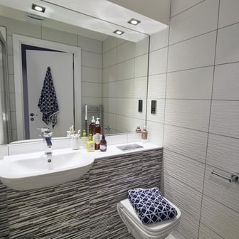 En-suite bathroom with shower
