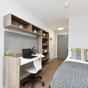 Attic Plus En Suite - Image 1