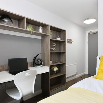 Gold En Suite - Image 1