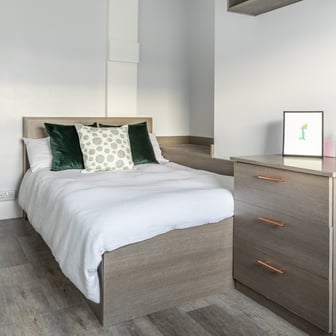 Three Bed Flat - Image 3