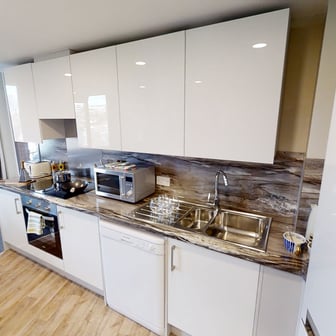 Gold En-suite - Image 13