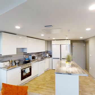 Gold En-suite - Image 12