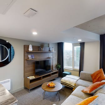 Gold En-suite - Image 17