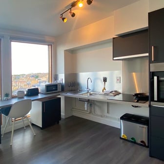 Luxury Studio with Bath - Image 4