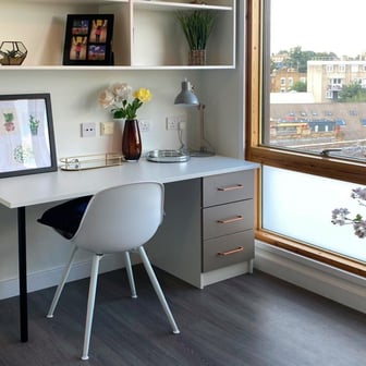 Luxury Studio with Bath - Image 2