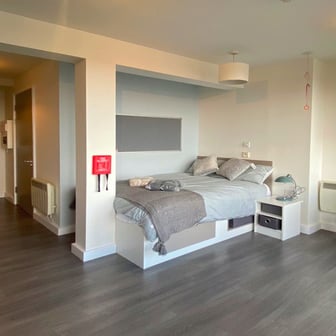 Luxury Studio with Bath - Image 1