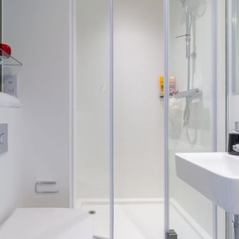 Gold Ensuite - Image 4