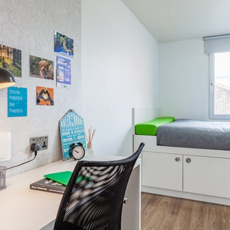 Ensuite Second & Third Floor - Image 4