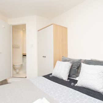 Deluxe Ensuite - Image 8