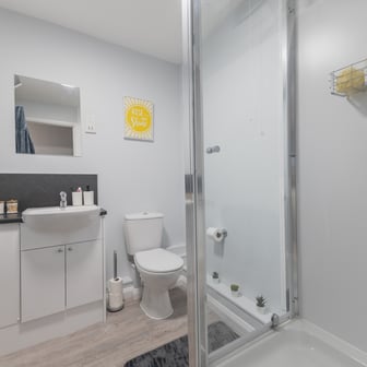Silver En-suite - Image 2