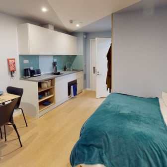 Studio Premium Plus - Image 2