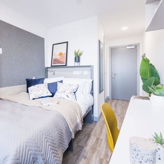 Gold En Suite - Image 2