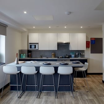 Silver Ensuite - Image 2