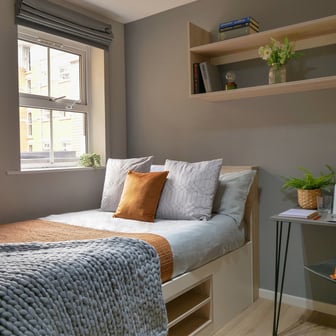 Classic 3 Bed Apartment - Image 2