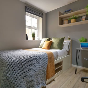 Classic 4 Bed Apartment - Image 1