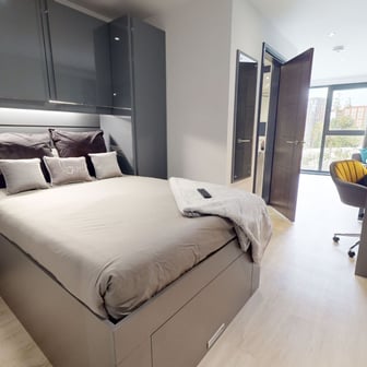 Deluxe Studio - Image 1