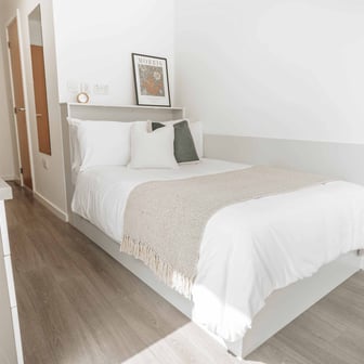 Gold En Suite - Image 1