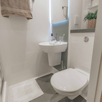 Gold En Suite - Image 4