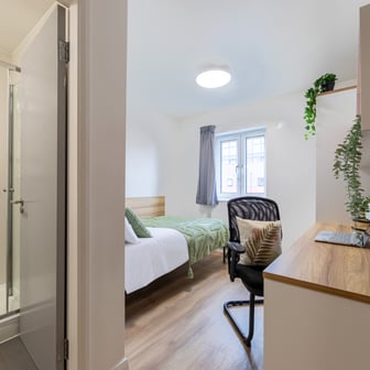 Silver Ensuite - Image 2