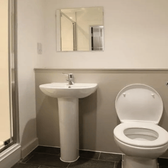 Silver Ensuite - Image 6