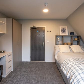 Classic 2 Bedroom Apartment - Image 2