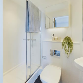 Luxury Ensuite - Image 4