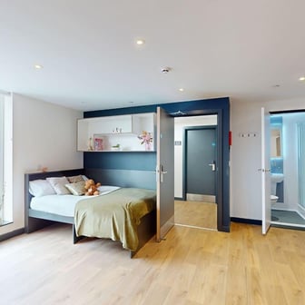 Penthouse Deluxe Studio - Image 1