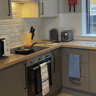 Classic 4 Bed Apartment - Image 2