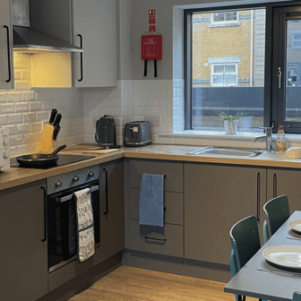 Classic 4 Bed Apartment - Image 6