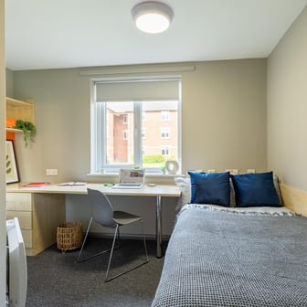 Classic 3 Bed Flat - Image 1