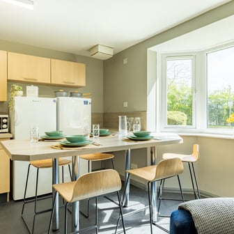 Classic 3 Bed Flat - Image 3