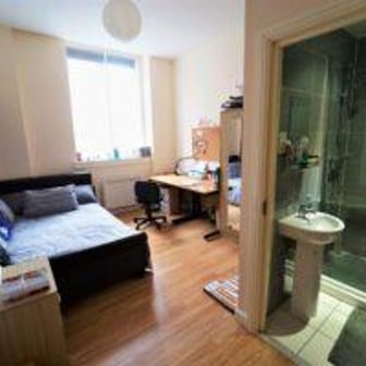 Silver Ensuite - Image 3