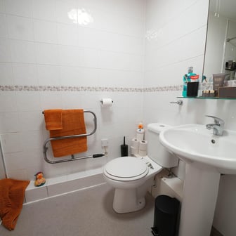 Standard Ensuite (within a 4 bed flat) - Image 5