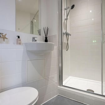 Platinum Ensuite - Image 3