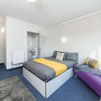 Gold En-suite - Image 3