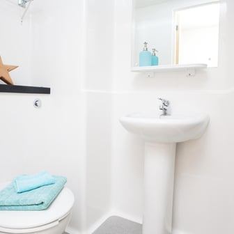 Gold En Suite - Image 3